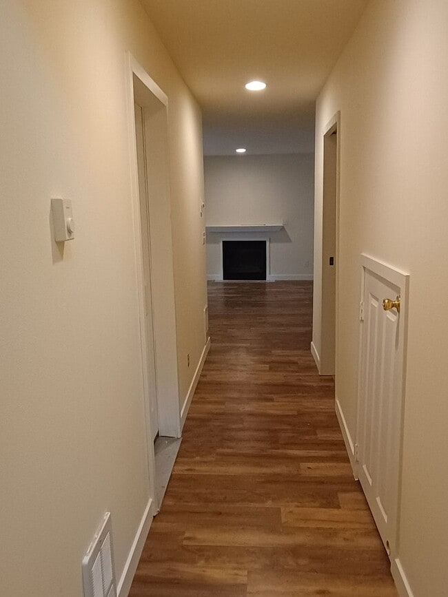 Building Photo - Freshly Painted Duplex in the Heart of Silverdale