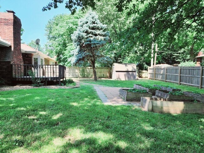 Building Photo - Primrose Market Place Area - Mission Hills Subdivision