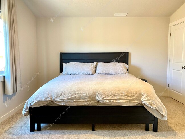 Building Photo - Modern Comfort in Northwest Redmond