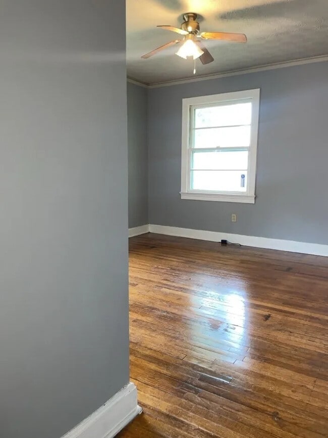 Building Photo - 3 Bedroom 2 Bathroom