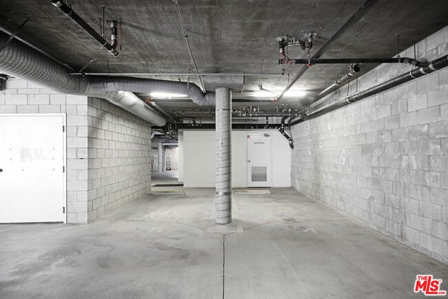 Building Photo - 1325 Arizona Ave