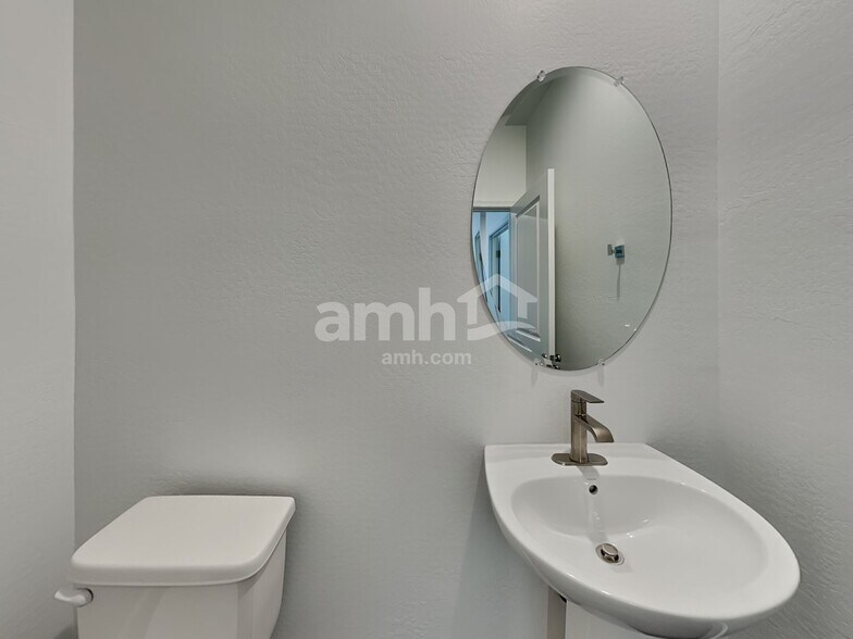 Building Photo - 17157 W Lawrence Ln