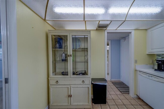 Building Photo - 4575 Cove Cir
