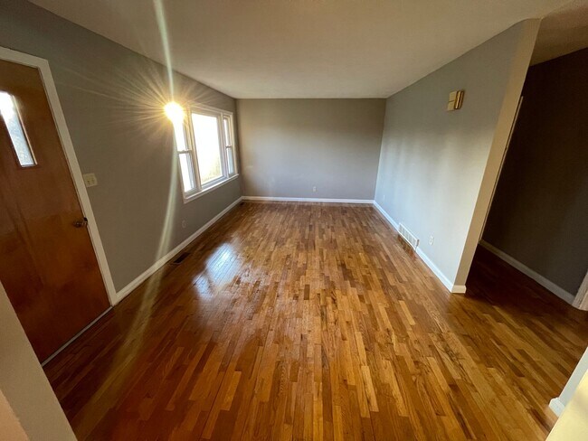 Building Photo - Brick Home w/ Detached Garage For Rent Shelbyville