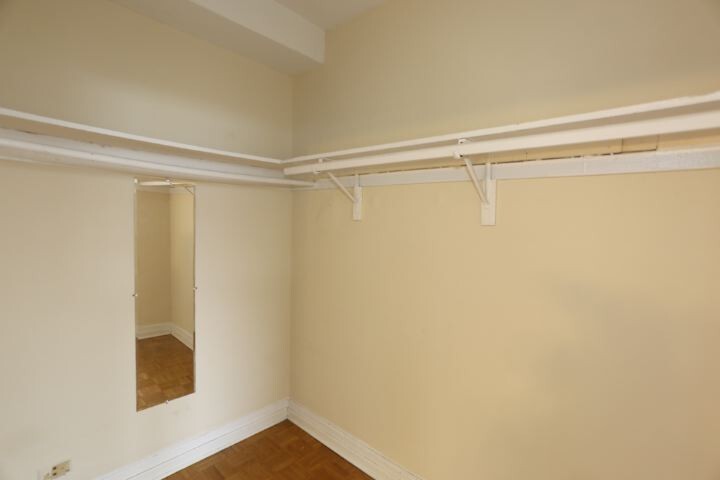 Building Photo - 716 W Belmont Ave