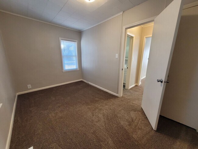 Building Photo - Pet Friendly 2 Bedroom Home with detached garage!