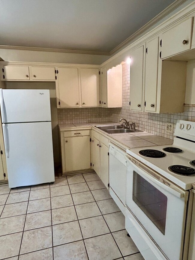 Building Photo - 7813 Woodfield Dr
