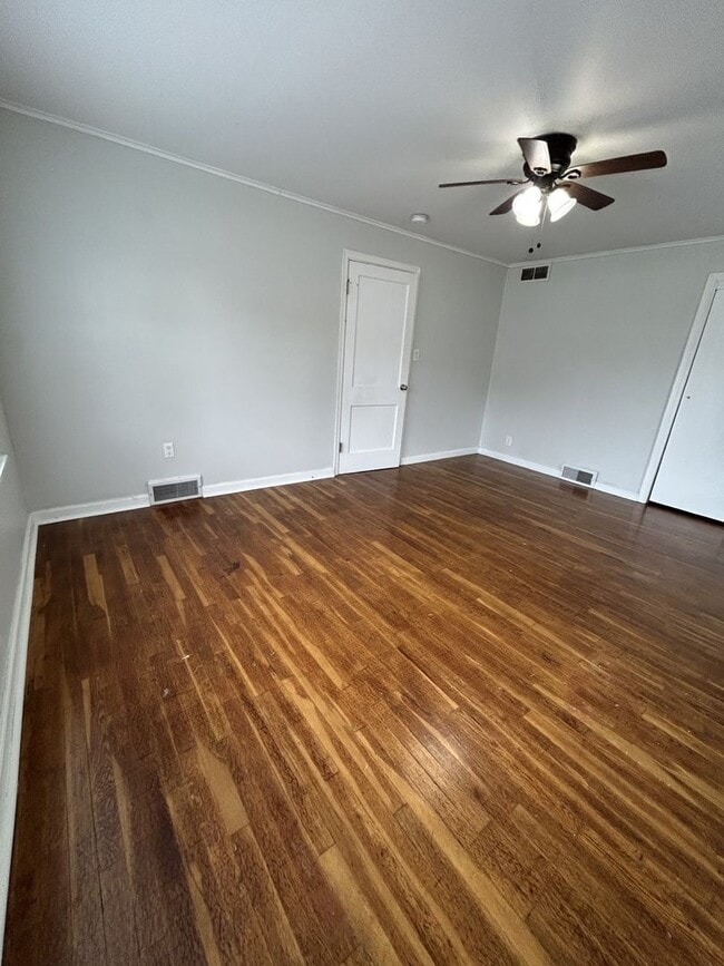 Building Photo - Beautiful 3 Bedroom/ 1.5 bath