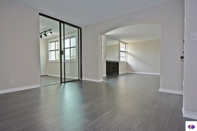 Building Photo - 750 N Kings Rd