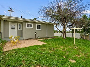 Building Photo - 2 Bed and 1 bath charming and move-in-ready home