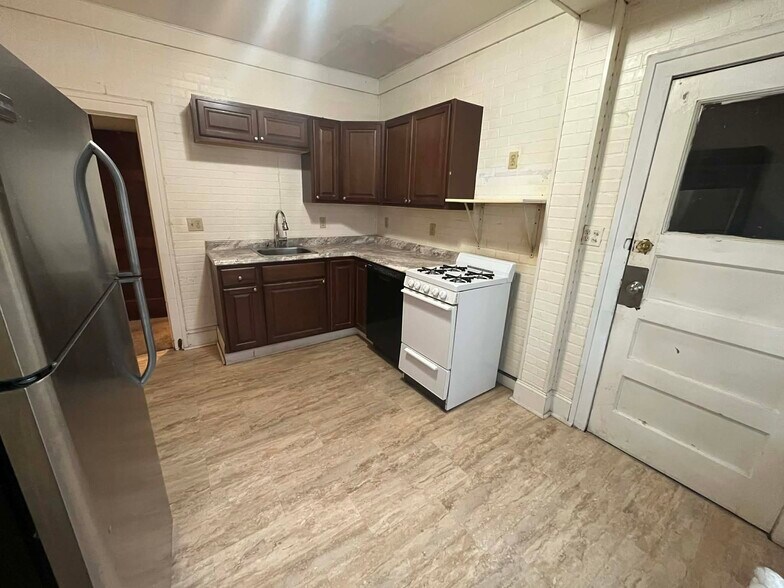 Building Photo - 2025 W 4th St