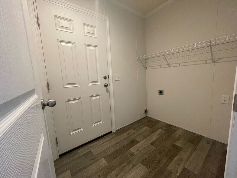 Building Photo - 15862 Villaire Ave