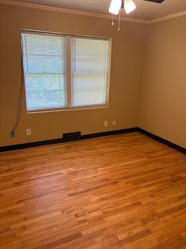 Building Photo - 873 W Clinton Dr