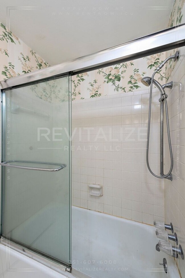 Building Photo - 3/2 Brick Home with Sunroom, Deck, and Car...