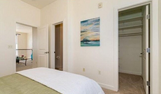 Building Photo - 2 Bed, 2.5 Bath Townhouse with 330+ Sq Ft of Commercial/Studio Space
