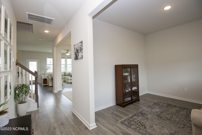 Building Photo - 402 Summer Wind Wy