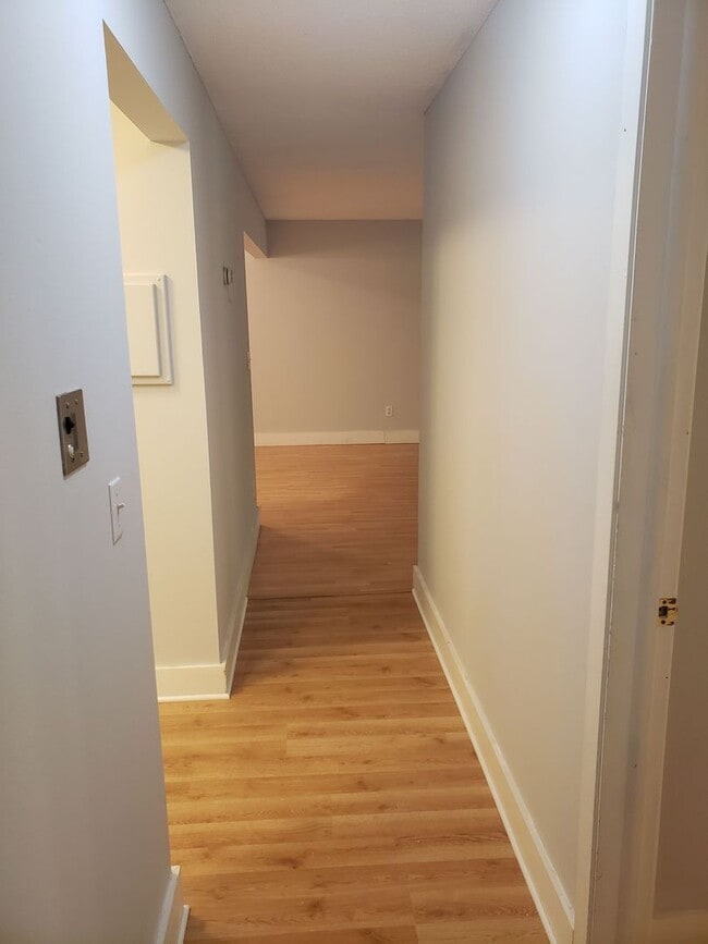 Building Photo - Comfortable 2-Bedroom Condo Near Lake Minnetonka – Private Deck & Resort-Style Amenities