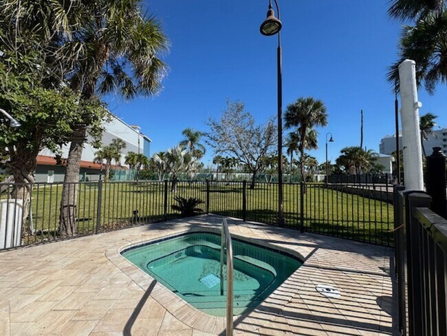 Building Photo - 2 bedroom 2 bathroom Seasonal in Punta Rassa