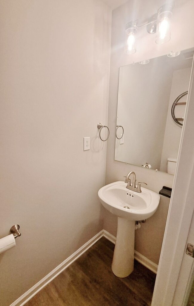 Building Photo - 4 Bed / 2-1/2 Bath Single Family Townhome w/1-Car Garage