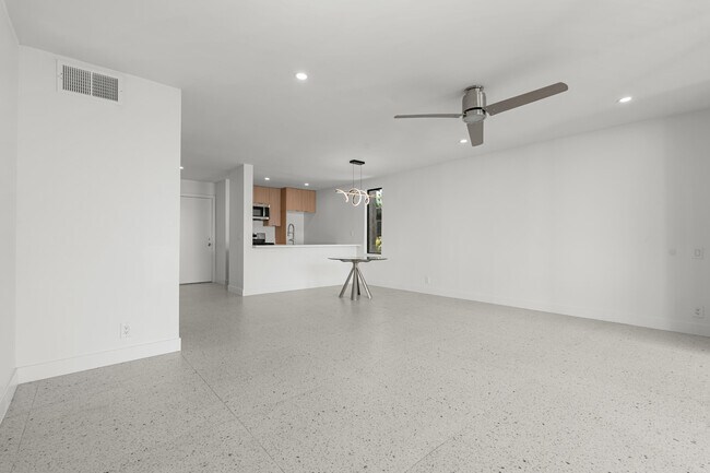 Building Photo - 1400 E Palm Canyon Dr