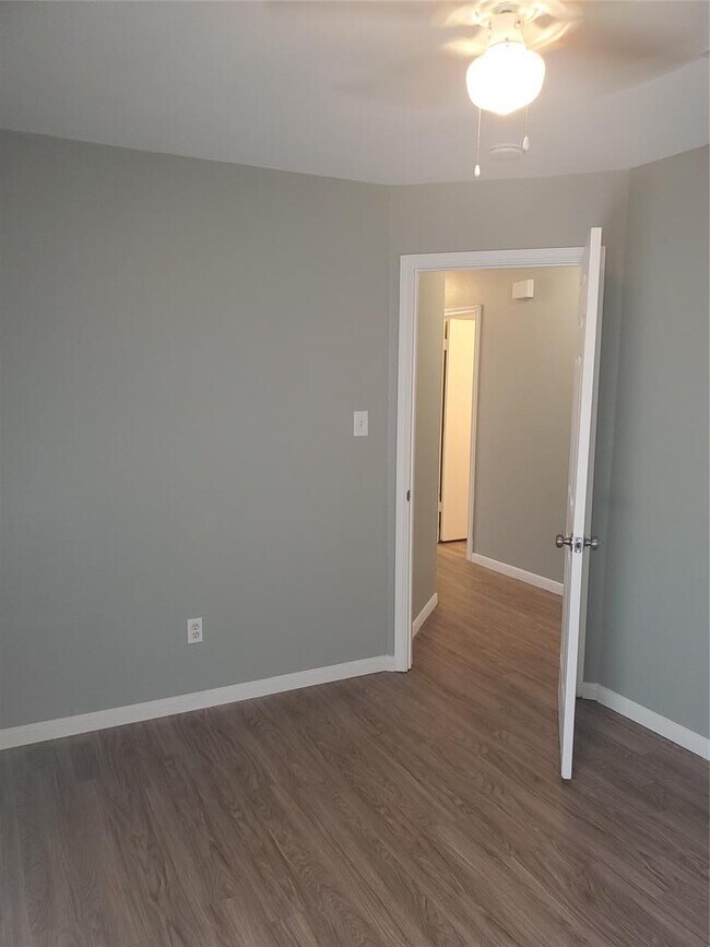 Building Photo - 2221 Creekside Ln