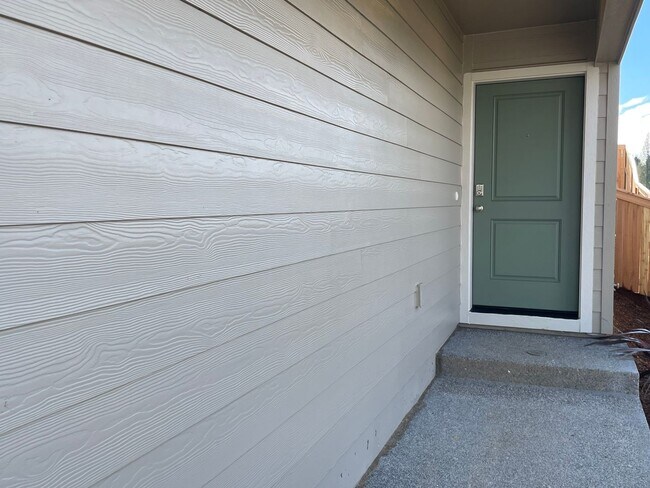 Building Photo - Stunning 4 Bed, 2.5 Bath Home with Premium Finishes, Spacious Layout, and Fenced Backyard!