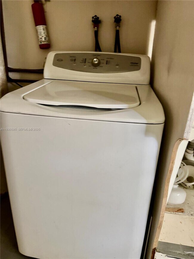 Building Photo - 724 Moffett St