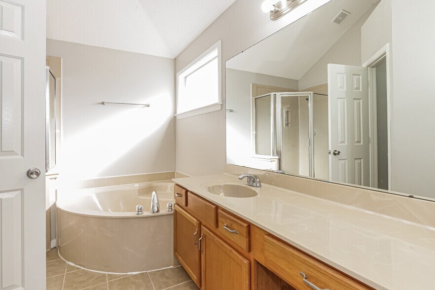 Building Photo - 20 Garden Springs Dr