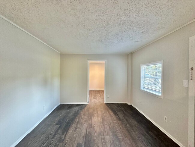 Building Photo - Available Now! 2 Bedroom, 1 Bath (Plus Bon...