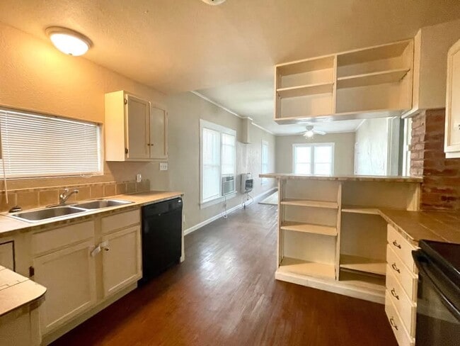 Building Photo - 823 G St NW