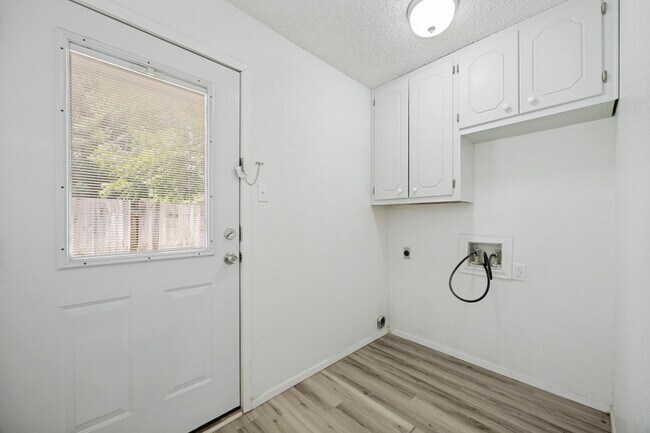 Building Photo - 806 W Belden St