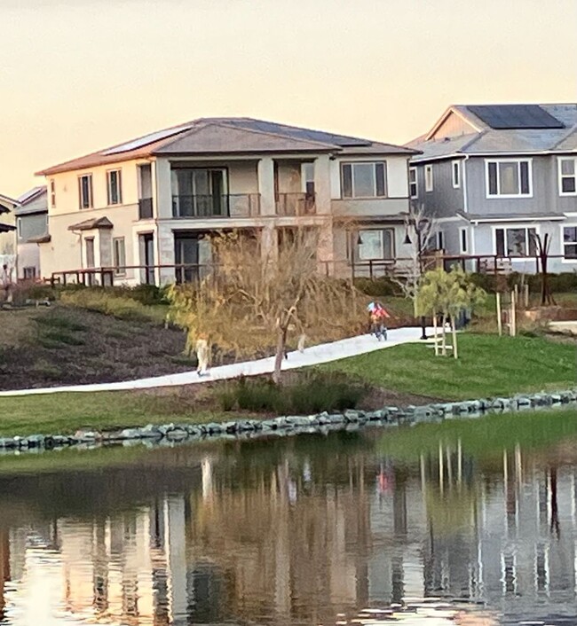 Building Photo - One Lake Townhouse