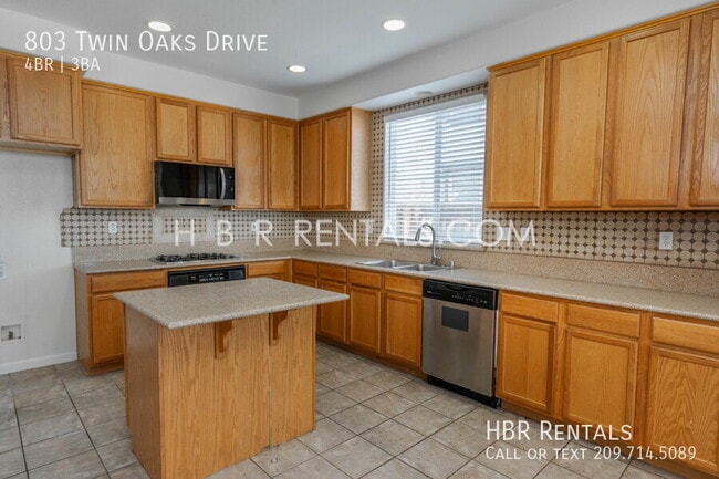 Building Photo - 803 Twin Oaks Dr