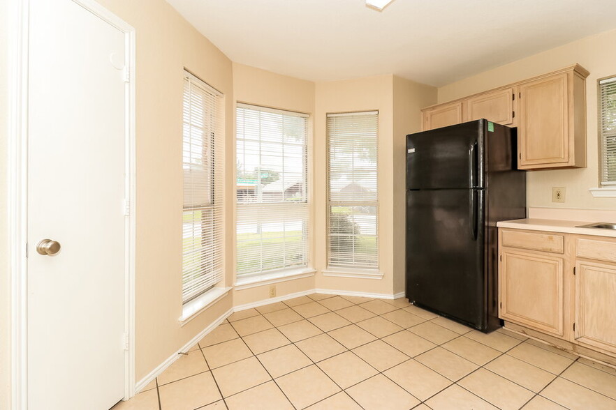 Building Photo - 4001 Periwinkle Dr