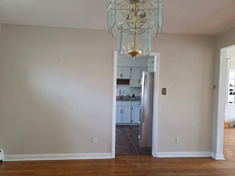 Dining area - 20 W Marthart Ave