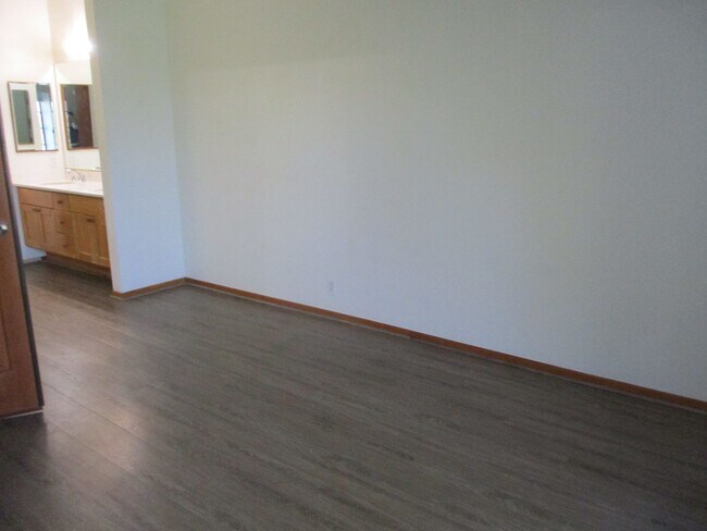 Building Photo - The Boardwalk in La Jolla 2 bdr 2 bath 3 f...