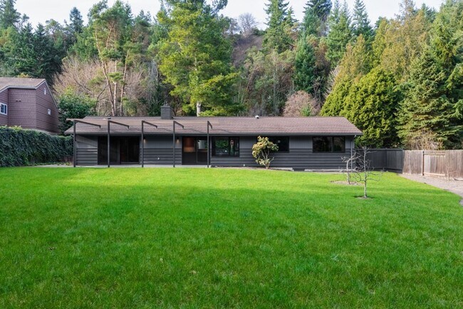 Building Photo - 3Bd/1.75Ba Shoreline Home
