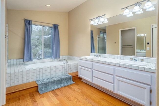 Building Photo - Beautiful & Spacious 4 bedroom home in Enc...
