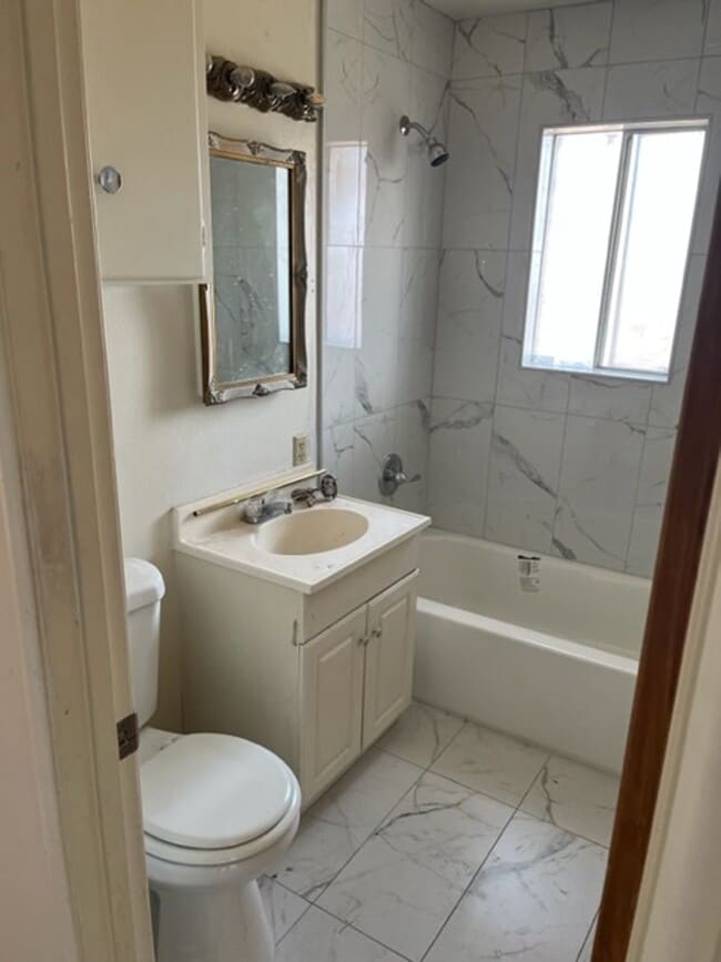 Building Photo - 3 BR 2 Bath