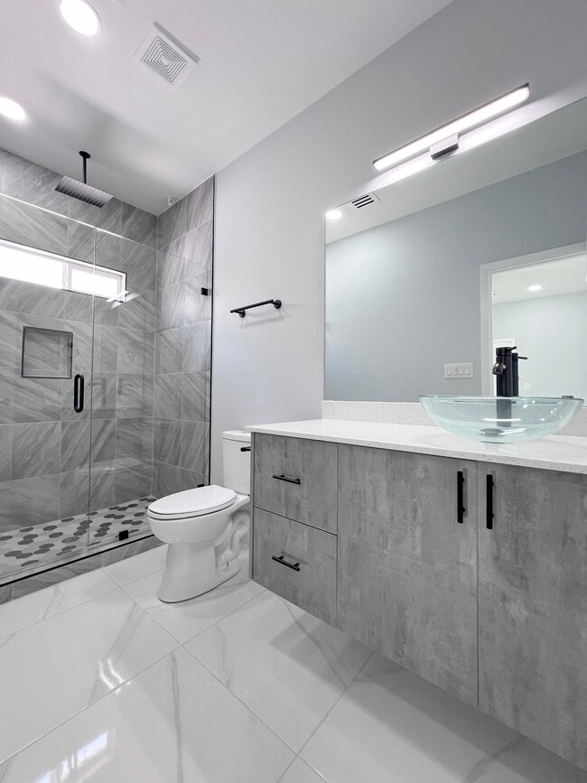 Building Photo - 913 N Woodson Ave