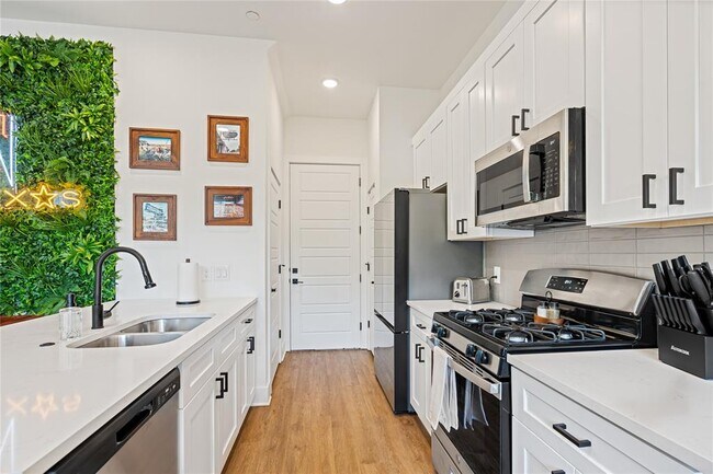 Building Photo - 1811 Webberville Rd