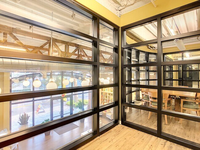 Building Photo - North Quarter of Downtown Orlando, convenient to Ivanhoe District
