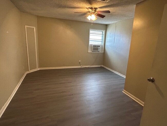 Building Photo - 5 Bedrooms Near Downtown!