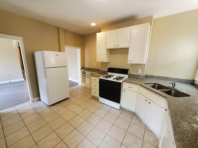 Building Photo - 576 Bay St