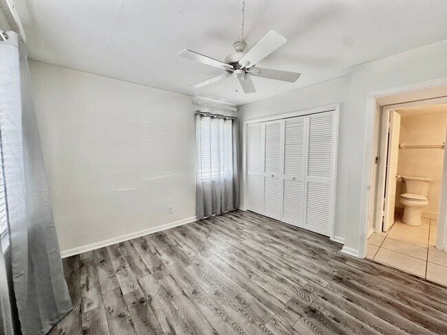Building Photo - Charming 2 bed/ 2 bath in Royal Palm Villas