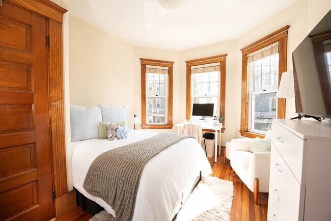 Building Photo - 10 Ticknor St