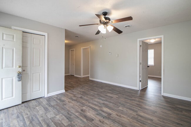 Building Photo - 5-405 Thompsonville Ln