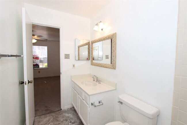 Building Photo - 10639 Braes Bend Dr