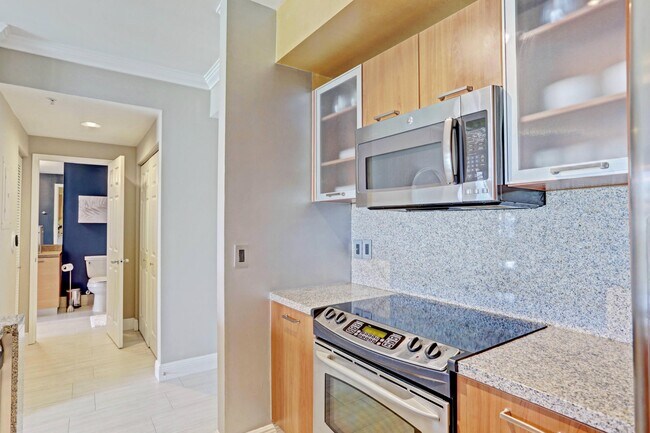 Building Photo - 630 S Sapodilla Ave