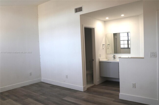 Building Photo - 10170 SW 137th Pl